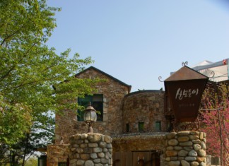 《커피프린스 1호점》 드라마 촬영지 ‘부암동 산모퉁이 카페’의 아름다운 자연과 아트 인테리어