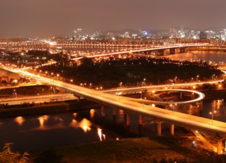 서울 응봉산 야경: 아름다운 도시의 밤을 물들이는 빛과 풍경
